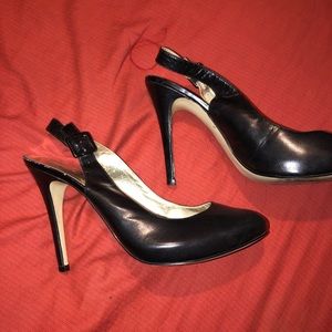 Guess black pumps